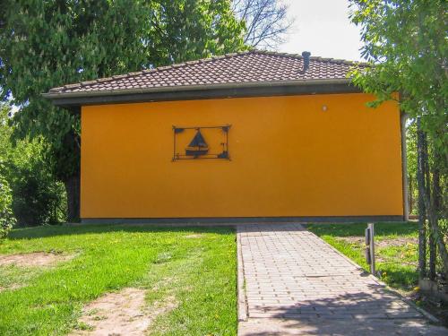 a yellow building with a window on the side of it at Ferienhaus Bohne in Rubitz