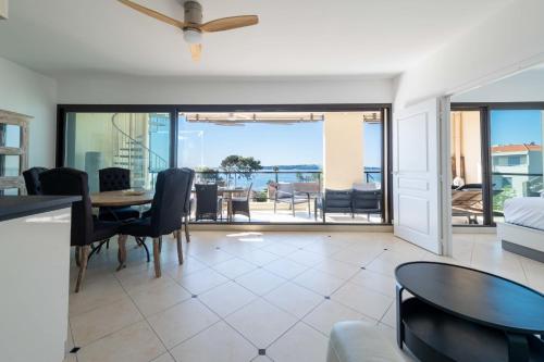 Sea-View Rooftop Apartment Beaches & Private Parking
