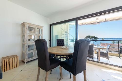 Sea-View Rooftop Apartment Beaches & Private Parking