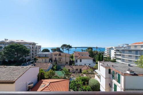 Sea-View Rooftop Apartment Beaches & Private Parking
