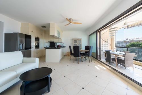Sea-View Rooftop Apartment Beaches & Private Parking