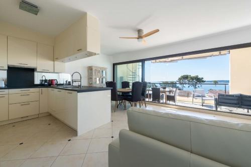 Sea-View Rooftop Apartment Beaches & Private Parking