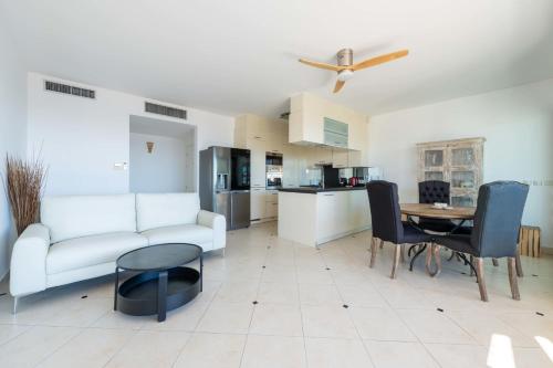 Sea-View Rooftop Apartment Beaches & Private Parking