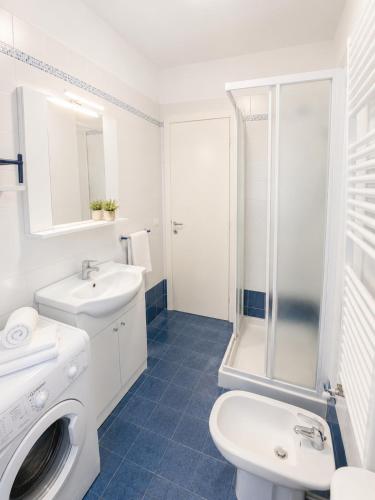 un bagno con WC, lavandino e doccia di Residence Solemar - Agenzia Cocal a Caorle