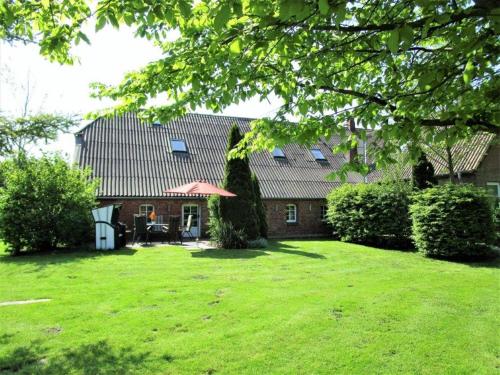 a house with a lawn in front of it at Ferienwohnung Galerie 1 in Hakendorferwurp