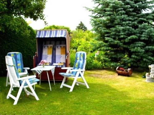 a group of chairs and a table in a yard at Ferienhaus Bützow in Güstrow