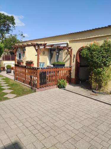 a house with a wooden fence and a driveway at Ferienhaus Bützow in Güstrow