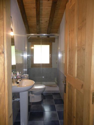 a bathroom with a sink and a toilet and a tub at Casa Azul Rodiles in Selorio