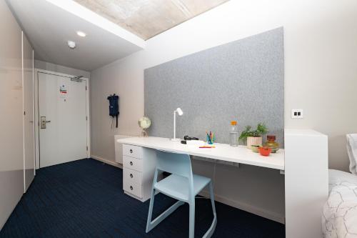 a bedroom with a desk and a bed at Stephen's Quarter - Aparto in Dublin