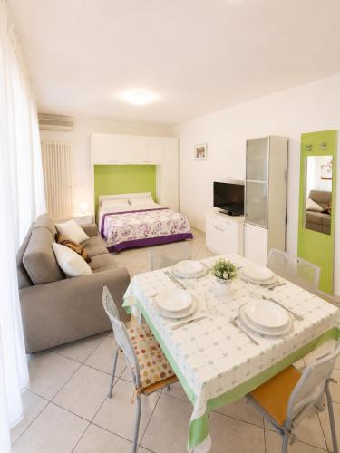 un soggiorno con divano e tavolo di Residence Solemar - Agenzia Cocal a Caorle