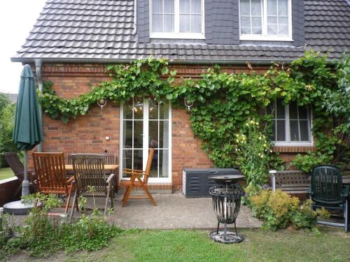 a house with a patio with a table and chairs at Ferienwohnung "Korte" in Rechlin