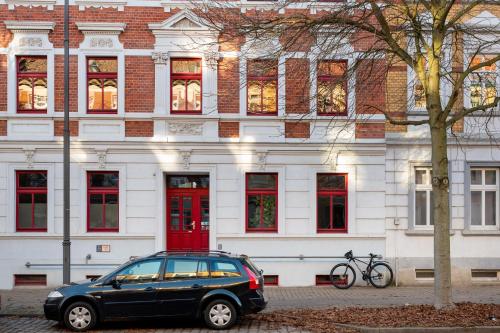 a black car parked in front of a building at Karl die Große Ferienwohnung in Dessau