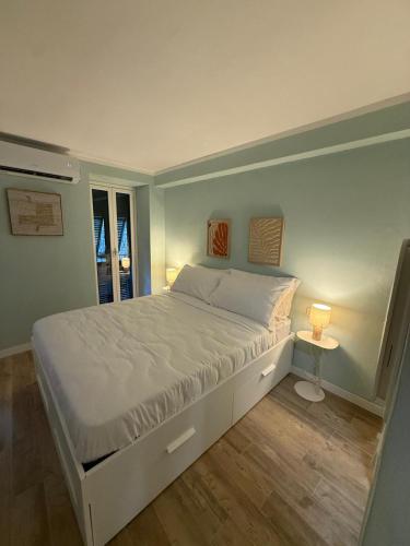 a bedroom with a white bed and a lamp on a floor at Superiore 33 room apartment in Pignone