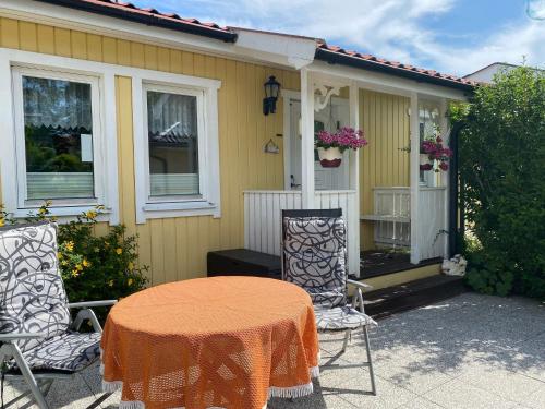 a table and two chairs on the patio of a house at "Villa" Rotkäppchen in Binz