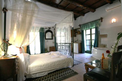 Posteľ alebo postele v izbe v ubytovaní Ifigenia Traditional Rooms & Maisonettes