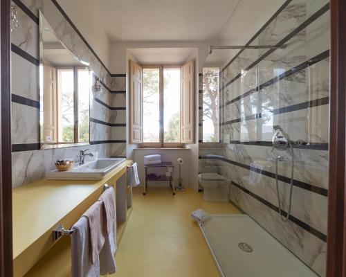 a bathroom with a sink and a shower at Borgo Storico Seghetti Panichi in Castel di Lama