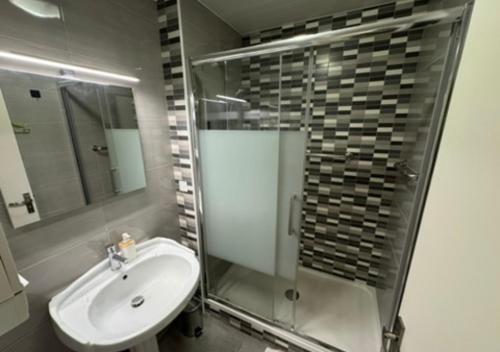 a bathroom with a sink and a shower at T5 cosy lumineux in Amiens