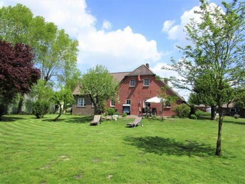 a house with a yard with benches in front of it at Ferienwohnung Komfort in Hakendorferwurp