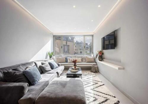 Spacious 2BR in Psirri 2Baths & Acropolis View