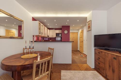 Cozy Apartment at Złota 11 by P&M