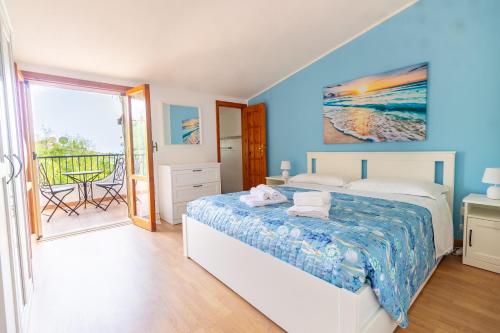 a bedroom with a bed and a balcony at VILLA FRANCA in Fontane Bianche