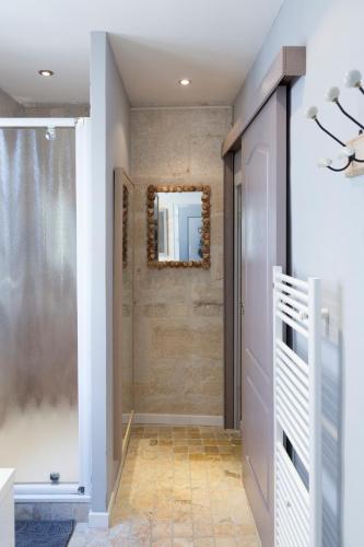 un couloir avec une porte et un miroir dans l'établissement Appartements 