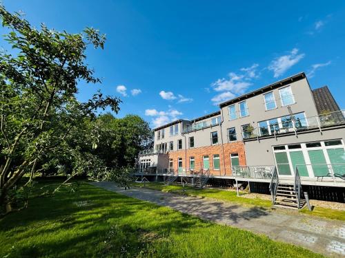 an apartment building with a lawn in front of it at Gutshaus Wohnung 5 in Laschendorf