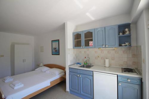 Charming Beach House with Jacuzzi Villa Vesna
