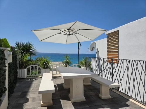 Charming Beach House with Jacuzzi Villa Vesna