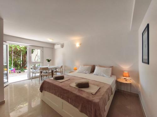 Charming Beach House with Jacuzzi Villa Vesna