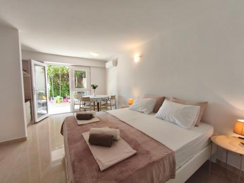 Charming Beach House with Jacuzzi Villa Vesna
