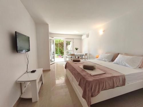 Charming Beach House with Jacuzzi Villa Vesna