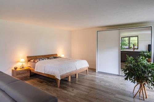 a bedroom with a bed and a couch at Spatzenhuus in Rubkow