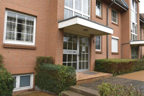 a brick building with a door in front of it at Sonnenseite Ferienwohnung in Niendorf