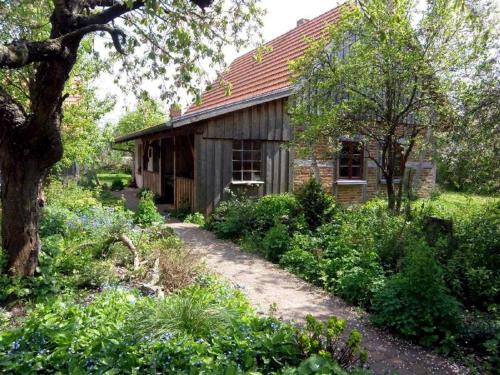 an old house with a garden in front of it at Ferienhaus Apfelhof in Tressow