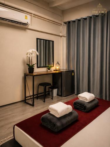a room with two ottomans sidx sidx sidx sidx sidx sidx at The Cage Suites in Bangkok