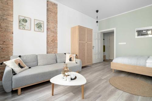 Modern Pet-Friendly Apartment with Desk in Old Town by Noclegi Renters