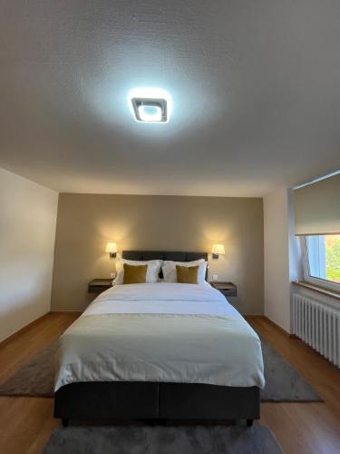 Un pat sau paturi într-o cameră la Appart'Hôtel Elite Forbach Centre