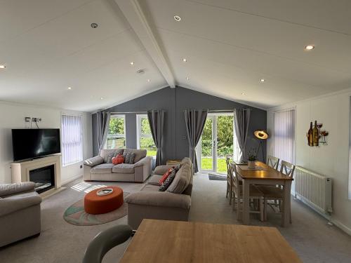 Fox Lodge at Owlet Hideaway - with Hot Tub, Near York photo 6
