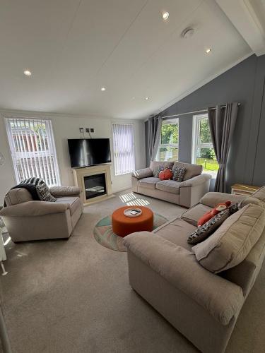Fox Lodge at Owlet Hideaway - with Hot Tub, Near York photo 14