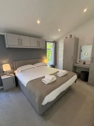 Fox Lodge at Owlet Hideaway - with Hot Tub, Near York photo 1