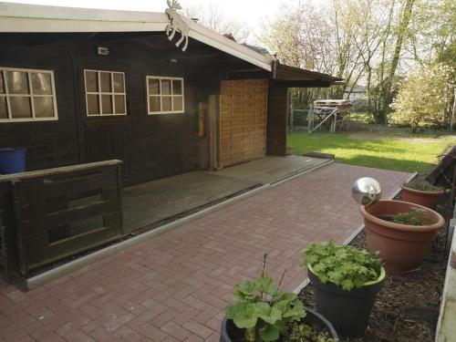 a house with a patio and plants in front of it at Ladwig - Ferienhaus Adda in Südbrookmerland