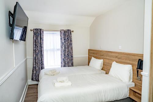 a bedroom with a bed and a tv at Iveagh Lodge in Dublin