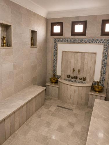 a bathroom with a tub and a sink at Villa Élégance in Tunis