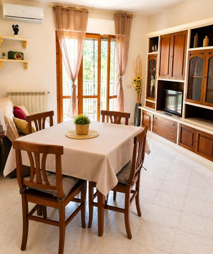 a dining room with a table and chairs in a kitchen at MARINE KISS- Appartamento con PARCHEGGIO PRIVATO GRATUITO- Vicino Porto Crociere e Stazione in Civitavecchia