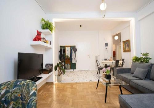 Stylish 2BR Koukaki l Balcony & Work-Friendly Desk