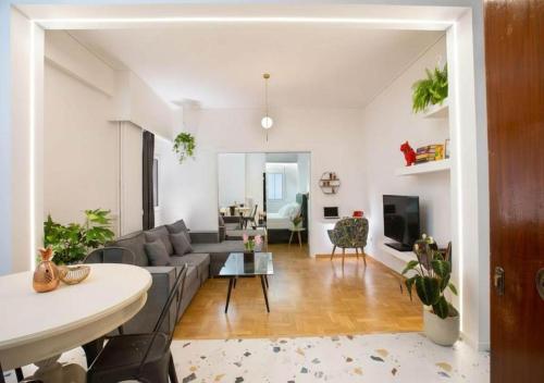 Stylish 2BR Koukaki l Balcony & Work-Friendly Desk