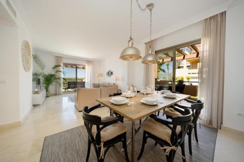 Penthouse with stunning sea and mountain views in Benahavís