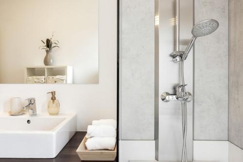 a bathroom with a shower and a sink at Helles Penthouse mit Dachterrasse & Bergblick in Mondsee