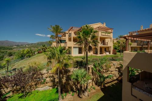 Penthouse with stunning sea and mountain views in Benahavís
